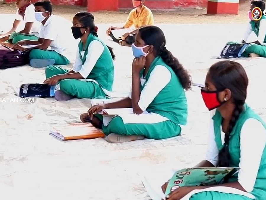 அச்சுறுத்தும் கொரோனா 2-வது அலை... பள்ளிகள் திறக்கும் முடிவைத் திரும்பப் பெறுமா தமிழக அரசு?