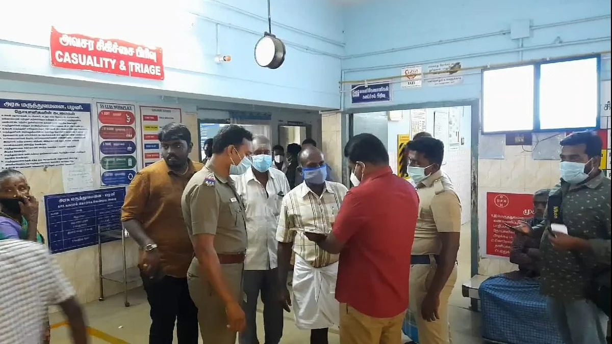 மருத்துவமனையில் விசாரணை செய்யும் போலீஸார்.