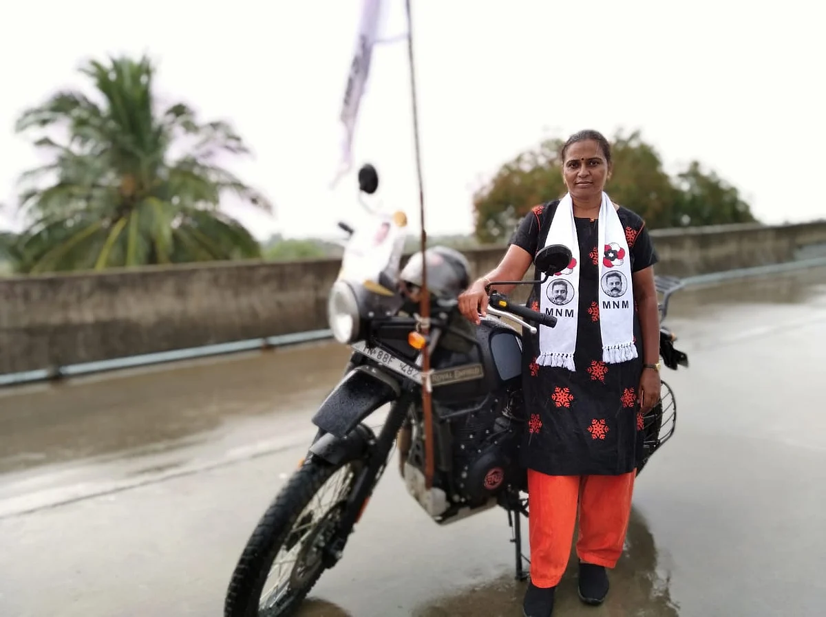 பைக் பிரசாரத்தில் வசந்தி