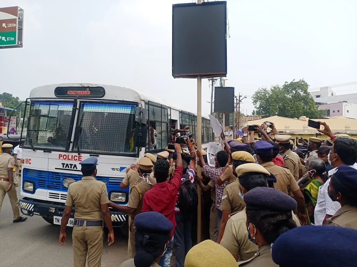 கைதுசெய்யப்பட்ட பெரியாரிய உணர்வாளர்கள்