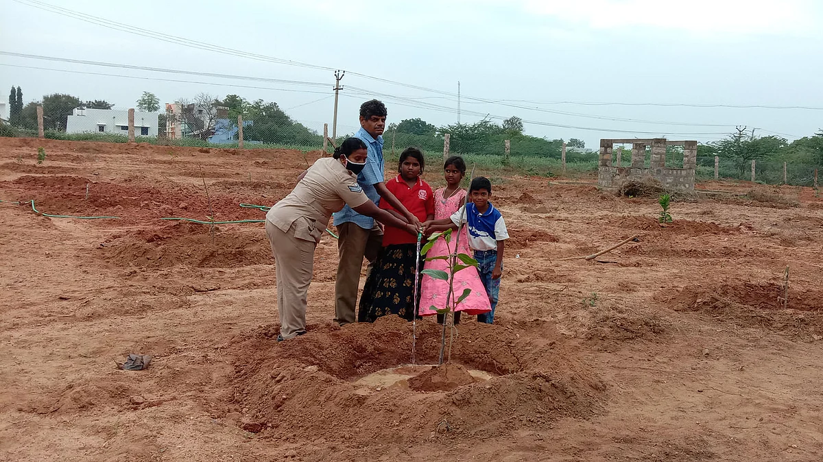 மரக்கன்று பராமரிப்பில் காவலர்கள்