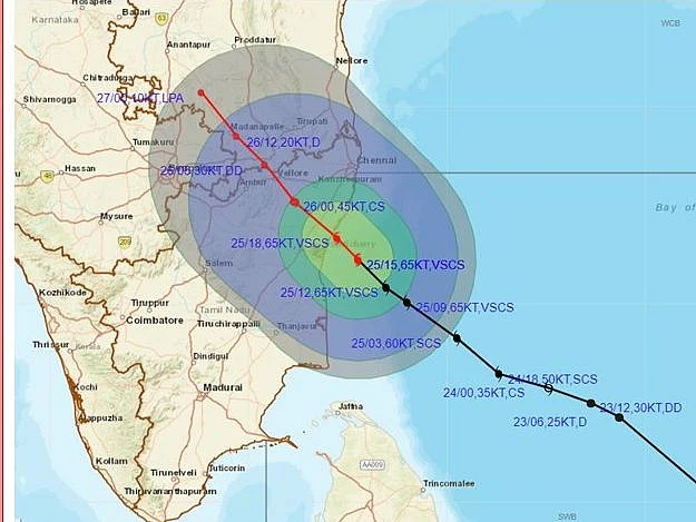 புதுவை அருகே தீவிரப் புயலாகக் கரையைக் கடக்கத் தொடங்கிய நிவர் புயல்! #Nivar #LiveUpdates