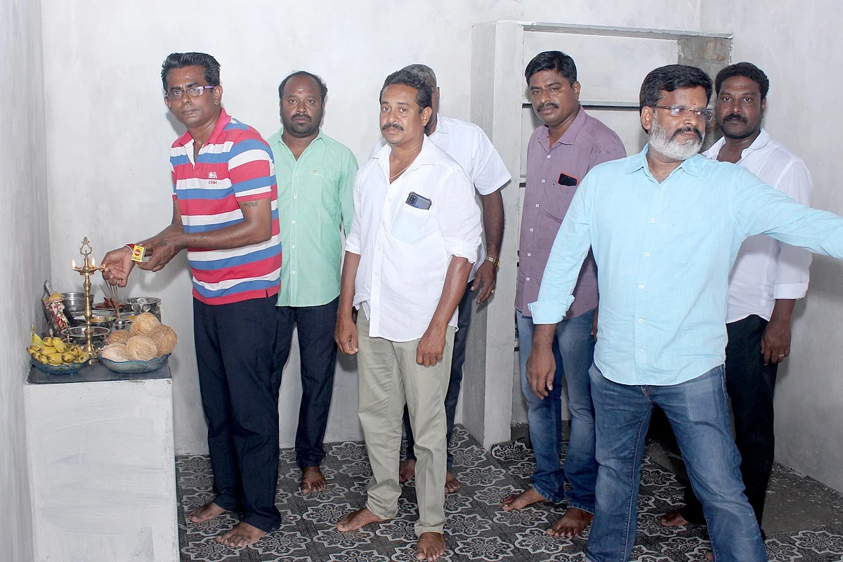 நண்பர்கள் கட்டிக்கொடுத்த வீடு