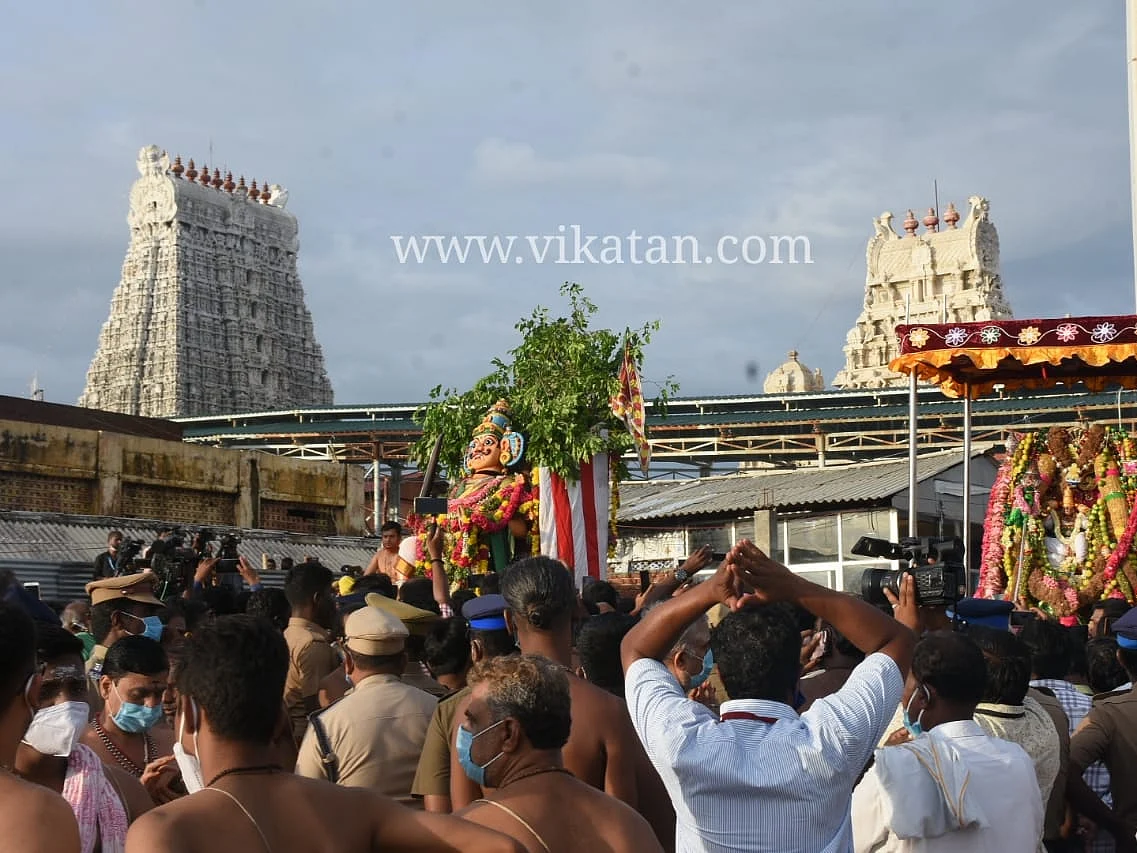 திருச்செந்தூர்: தகரக்கொட்டகை, 2000 போலீஸார்... கடற்கரையில் 45 நிமிடங்களில் நிறைவடைந்த சூரசம்ஹாரம்!