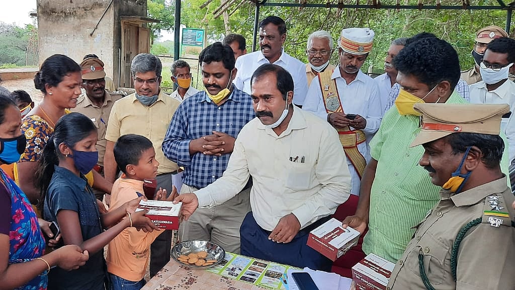 இனிப்பு வழங்கிய ஆட்சியர்