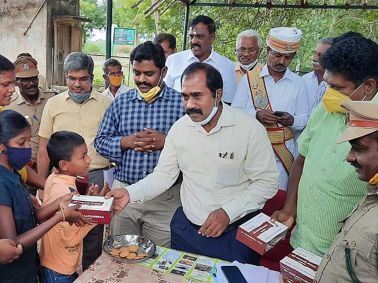 48 ஆண்டுகளாகப் பட்டாசு வெடிக்காத வேட்டங்குடி கிராமம்... இனிப்பு வழங்கி வாழ்த்திய கலெக்டர்!