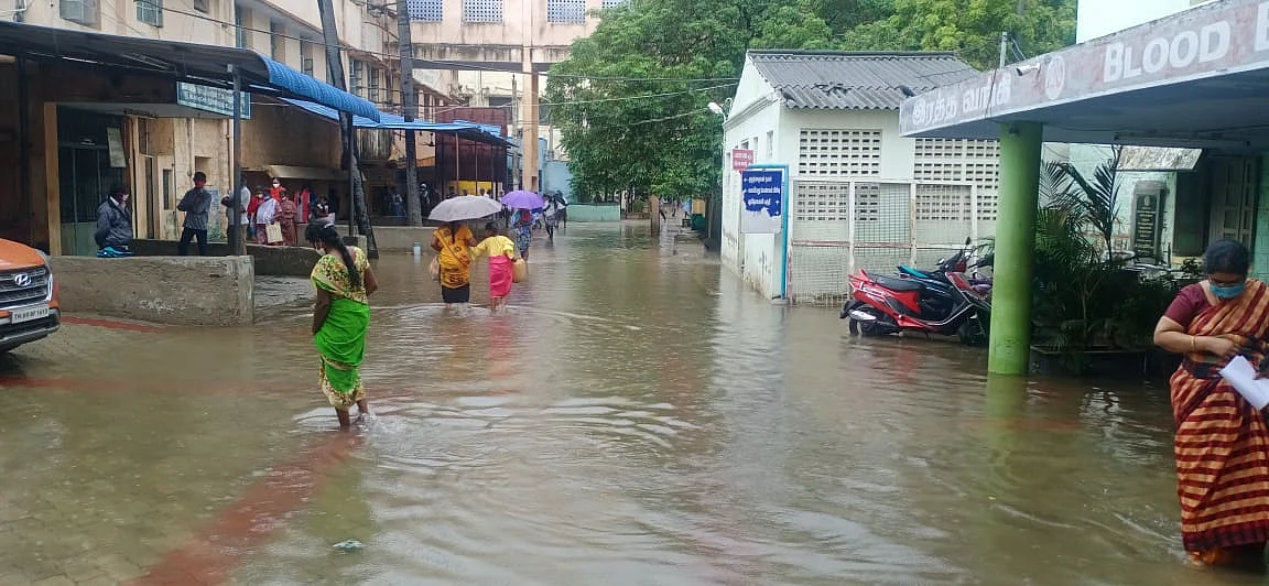 அரசு மருத்துவமனைக்குள் தேங்கிய மழைநீர்