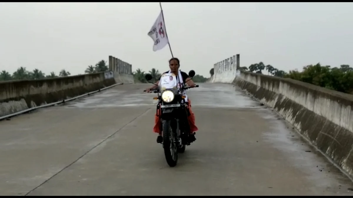 பைக் பிரசாரத்தில் வசந்தி