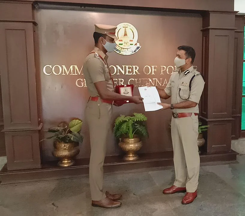 எஸ். ஐ - ரமேஷைப் பாராட்டும் கமிஷனர்