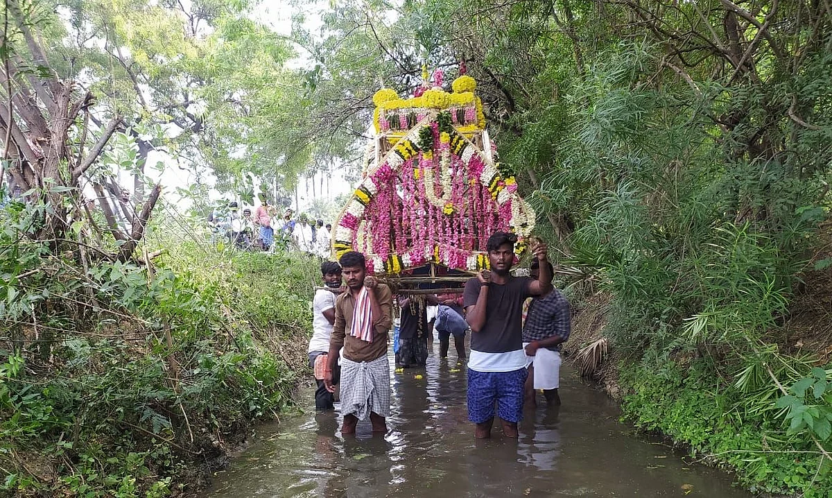 தண்ணீரில் பிணத்தைச் சுமந்து செல்லும் மக்கள்