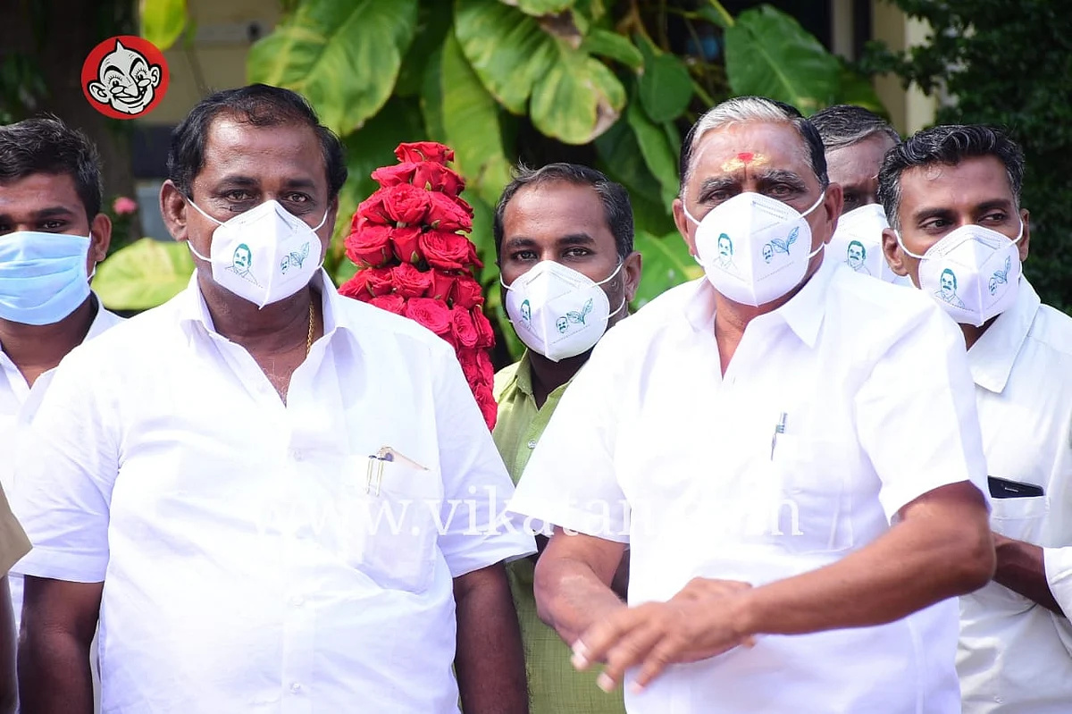 முதல்வர், அமைச்சர் கடம்பூர் ராஜூ உருவம் பொறிக்கப்பட்ட மாஸ்குகள்