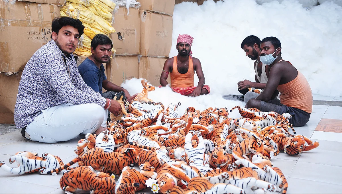 பணியாளர்களுடன் சுகன்