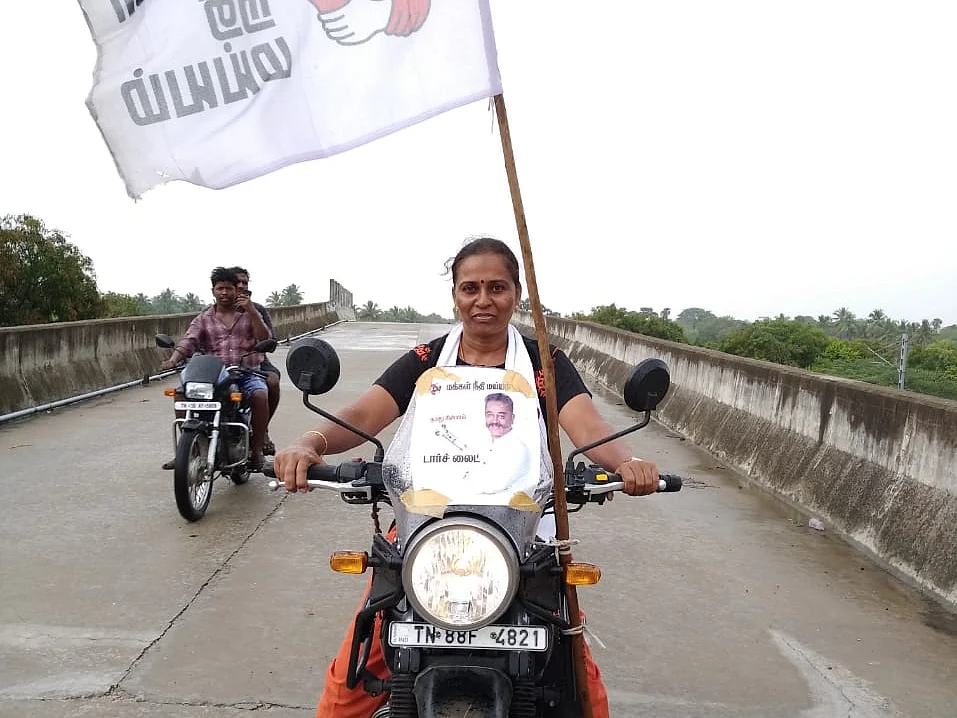 `கமல் கொள்கையை குக்கிராமங்களுக்கும் கொண்டு சேர்ப்பேன்!' - வசந்தியின் `பைக்' பிரசாரம்