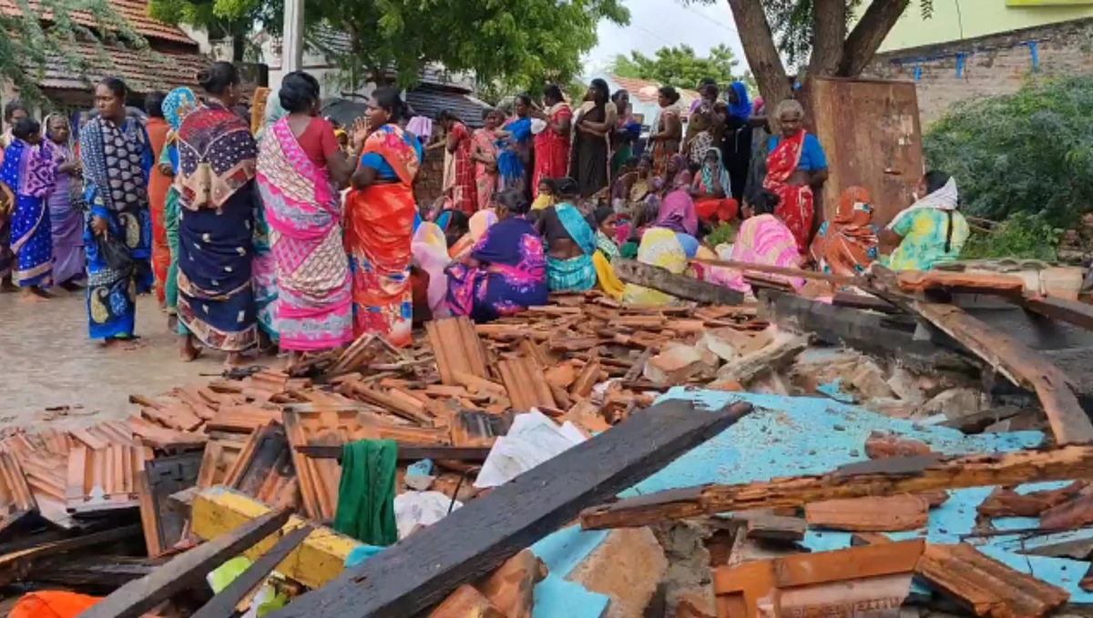 தொடர் மழை காரணமாக இடிந்த வீடு