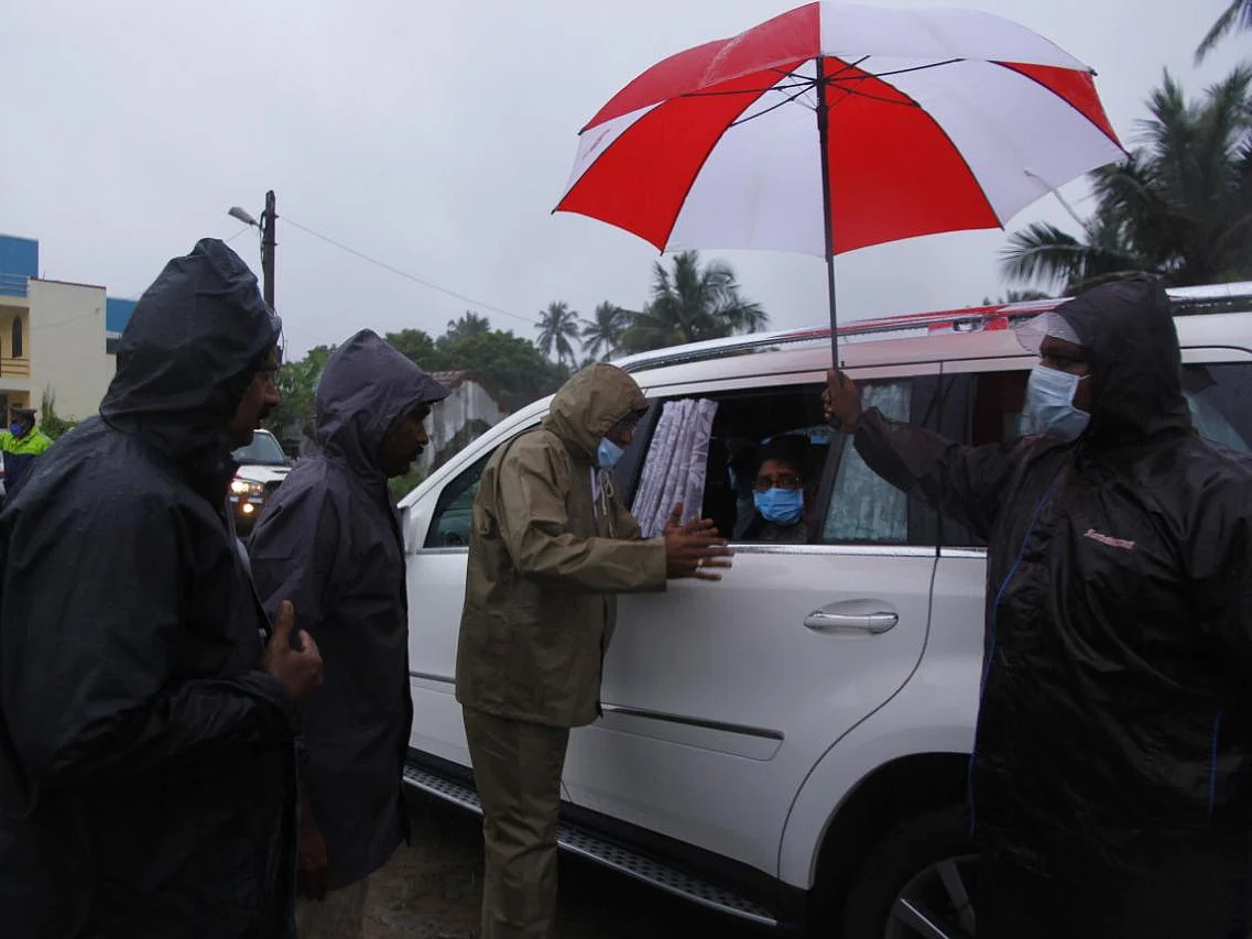 புதுச்சேரி: `மீட்புப் பணிக்கு ஹெலிகாப்டர்!’ - நிவர் புயல் ஆய்வில் களமிறங்கிய கிரண் பேடி