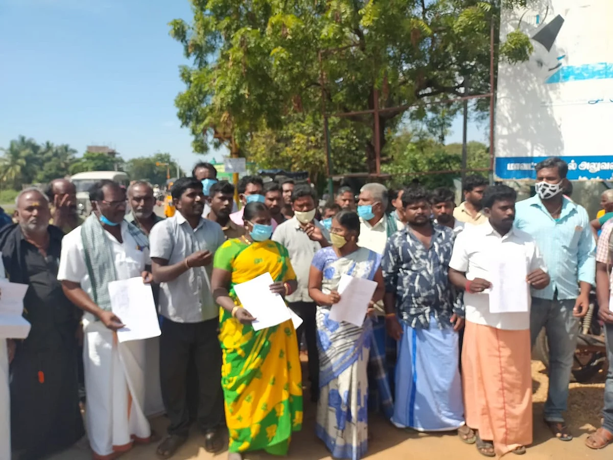 புகார் மனு கொடுக்க வந்தவர்கள்.