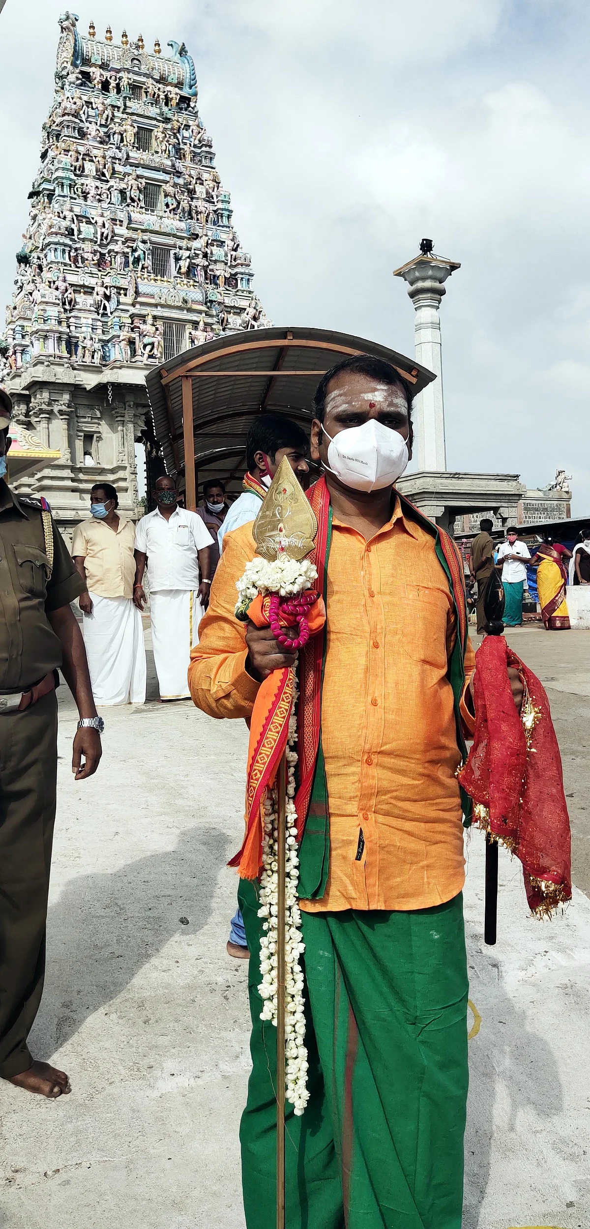 சென்னிமலை முருகன் கோயிலில் எல்.முருகன்