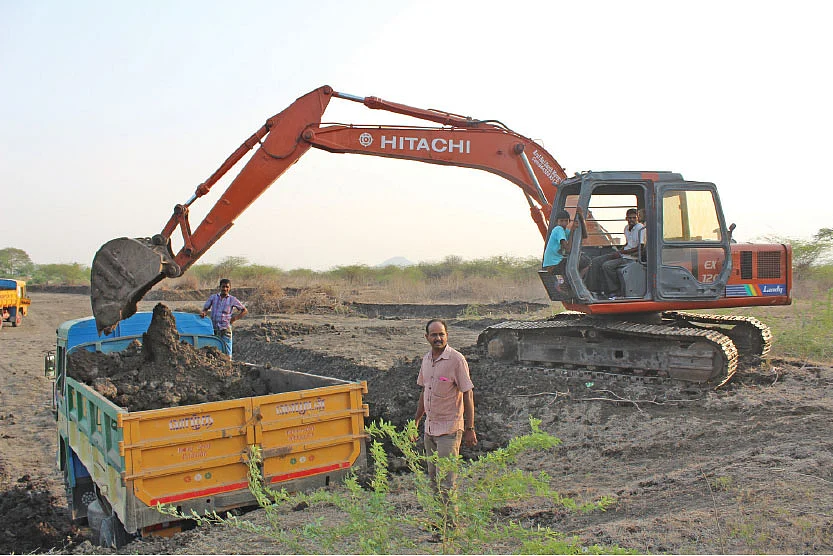 வண்டல் மண் எடுக்கும் பணிகளில் ரமேஷ் கருப்பையா