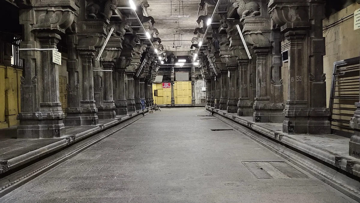 பக்தர்களின்றி வெறிச்சோடிக் காணப்பட்ட பிரகாரம்