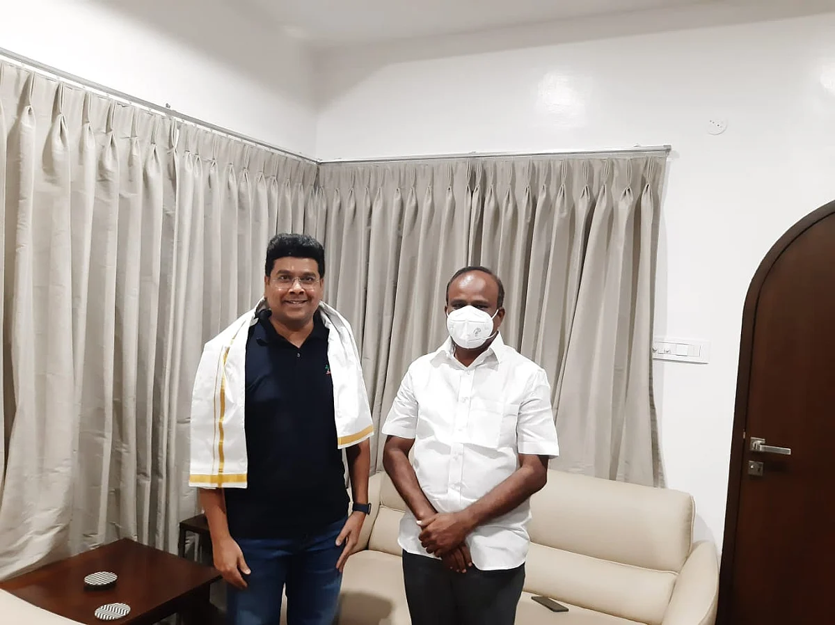சபரீசனிடம் வாழ்த்து பெறும் ஆ.துரை
