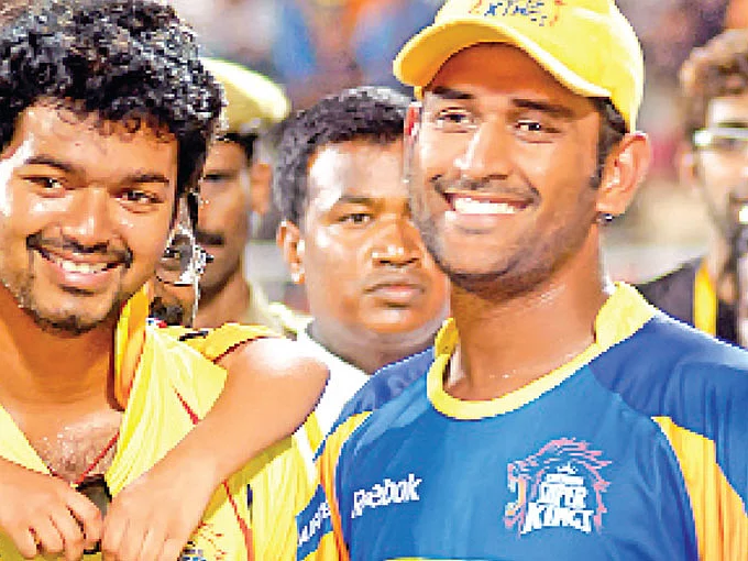 விகடன் பொக்கிஷம்: மகனுக்காக... மைதானத்தில் ‘குருவி’ ஆட்டம்! - விஜய்-டோனி சரவெடி