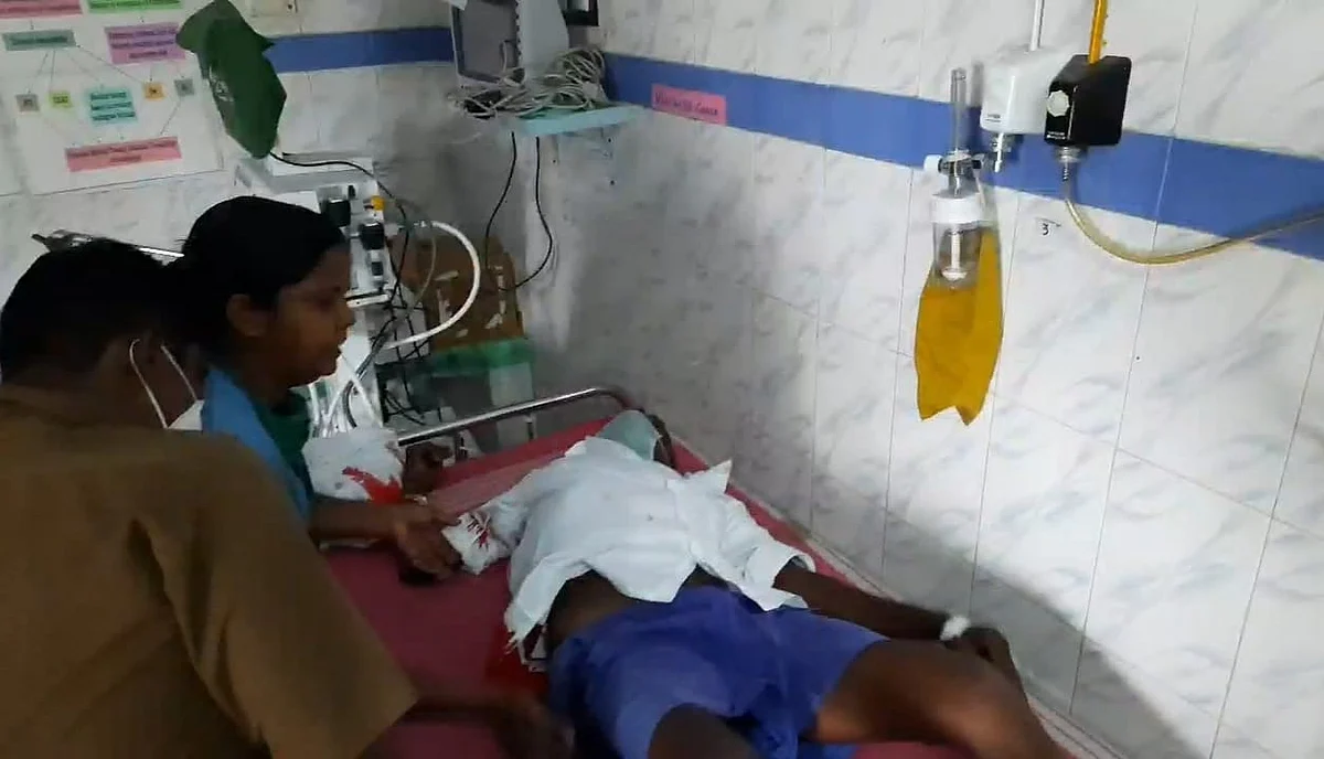 படுகாயமடைந்தவருக்கு மருத்துவமனையில் சிகிச்சை அளிக்கப்படுகிறது.