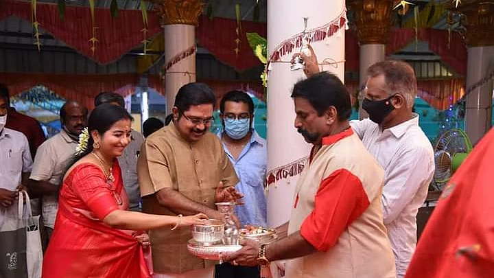 மணமகன் வீட்டில் தினகரன்