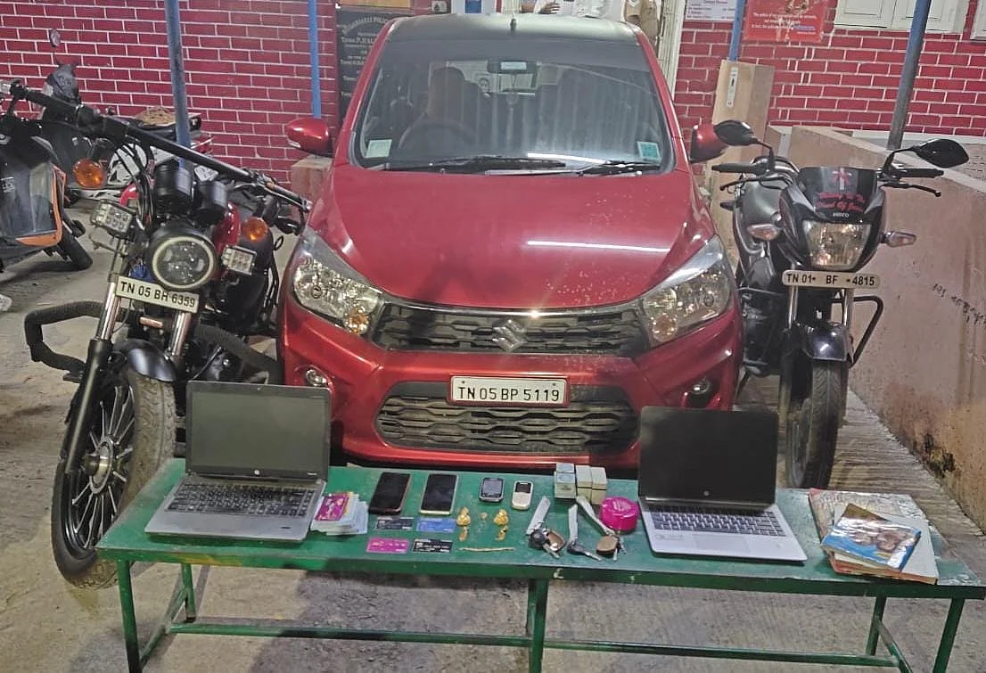 பறிமுதல் செய்யப்பட்ட கார், செல்போன்கள், லேப்டாப்