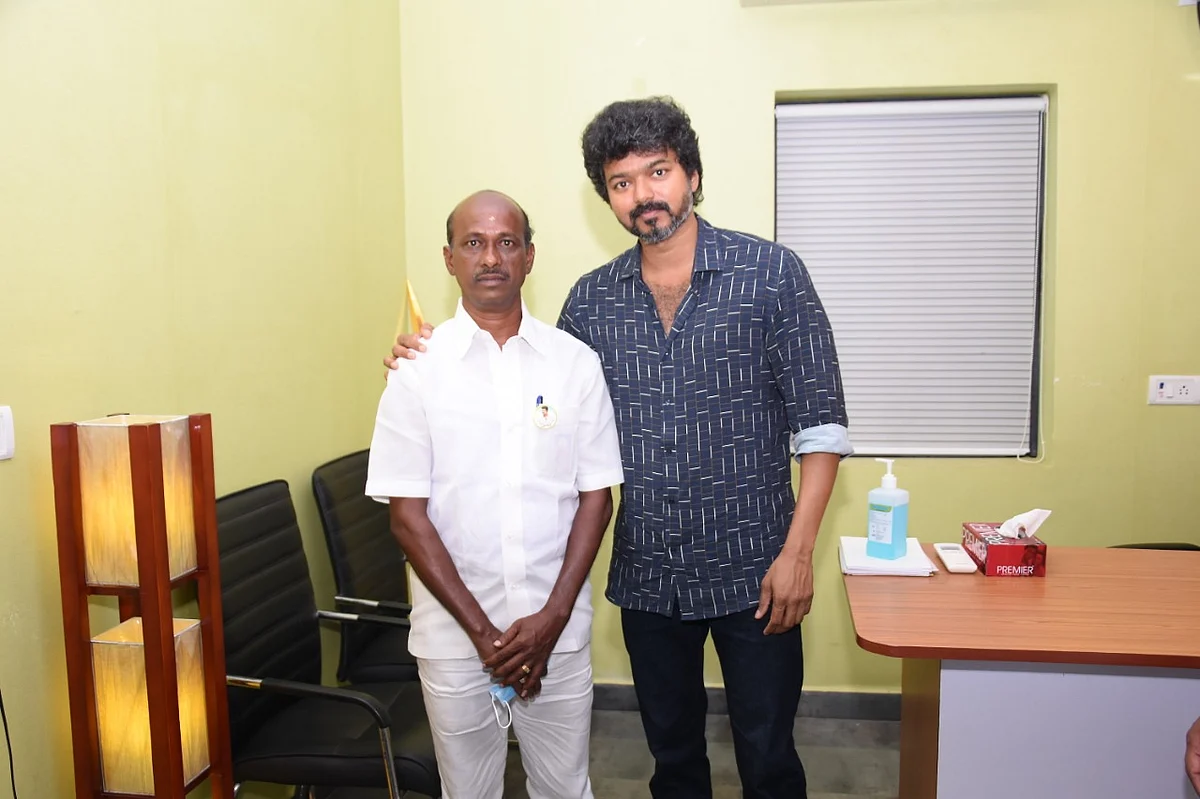 நடிகர் விஜய்யுடன் குடமுருட்டி கரிகாலன்