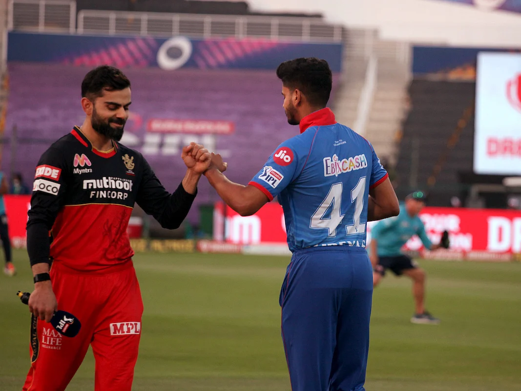 IPL 2020: வெற்றி தோல்விகளைத் தீர்மானிப்பது பேட்ஸ்மேன்களோ, பெளலர்களோ அல்ல... எல்லாமே Dewதான்! #DCvRCB