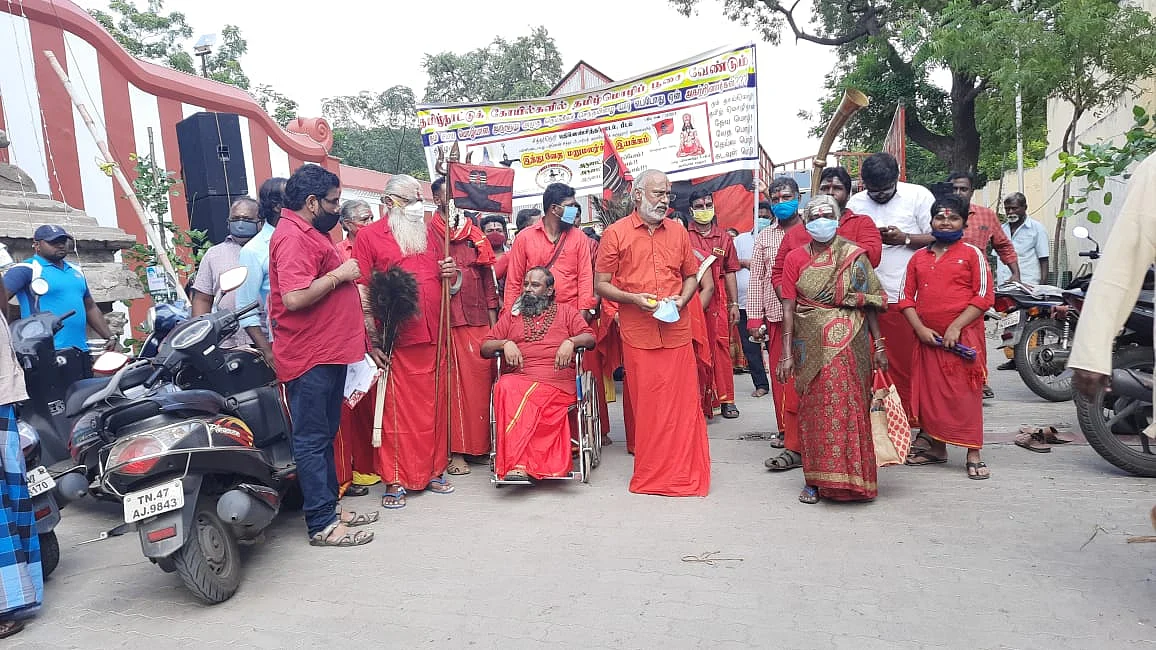 பால்குடம் எடுத்து வழிபாடு நடத்தும் சிவனடியார்கள்