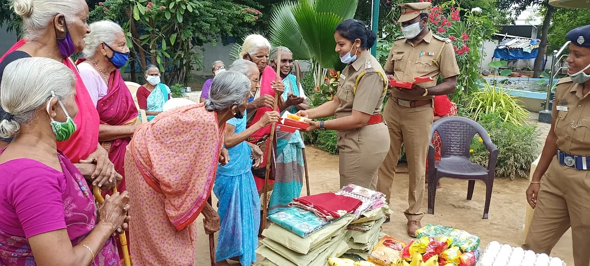 இனிப்பு வழங்கும் ரமாதேவி