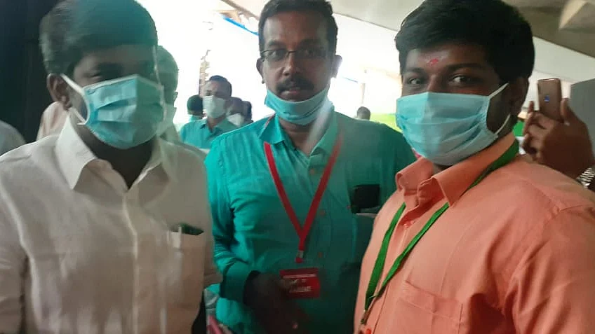 நீட் தேர்வில் தகுதி பெற்ற கனிஷ்குமாரை வாழ்த்திய அமைச்சர்