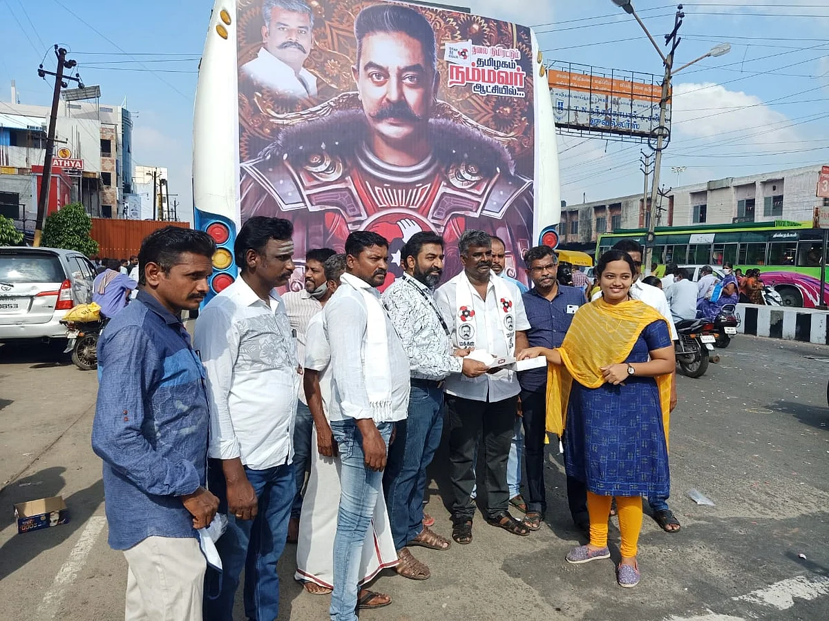 மக்களுக்கு இனிப்பு வழங்கியபோது...