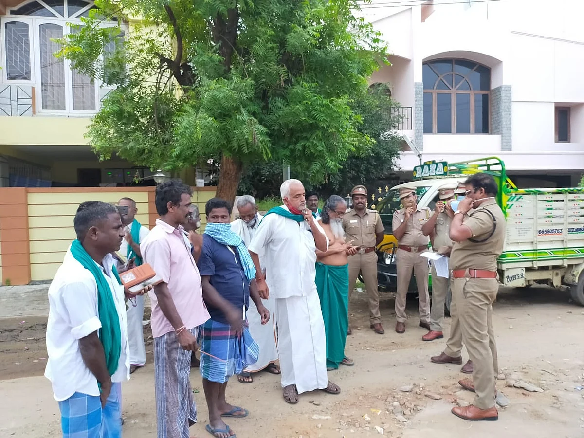 அய்யாக்கண்ணு வீட்டை முற்றுகையிட்ட போலீஸார்