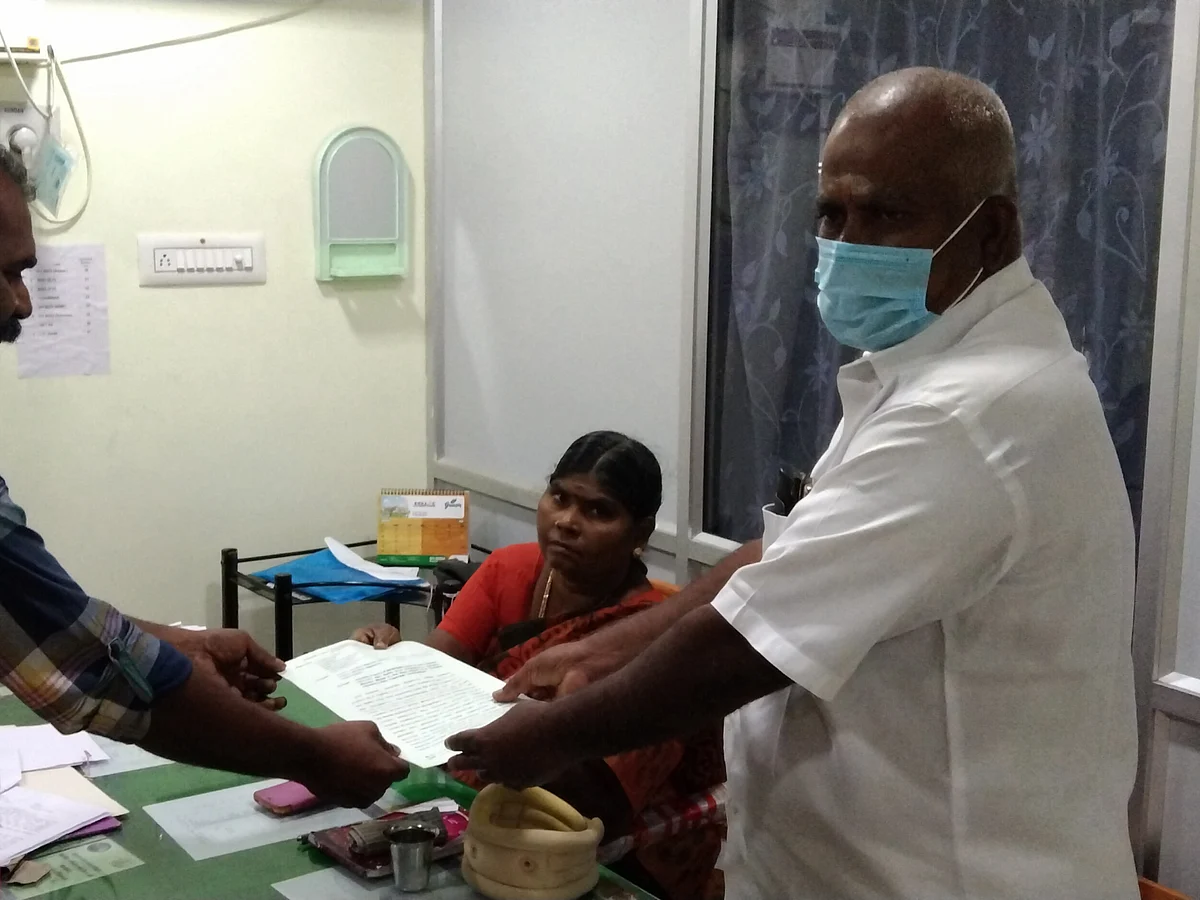 சீர்காழி: `உயிர் பயத்தில் வாழ்கிறார்கள்..!’ - இடிந்து விழும் நிலையில் 6,000 தொகுப்பு வீடுகள்?