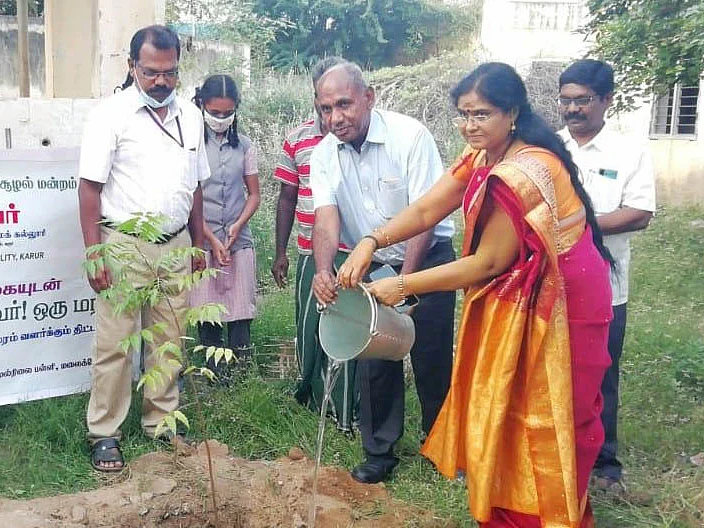 `ஒரு மாணவர், ஒரு மரம்!' - ஊக்கத்தொகையுடன் மரம் வளர்க்க வைக்கும் `பலே' திட்டம்