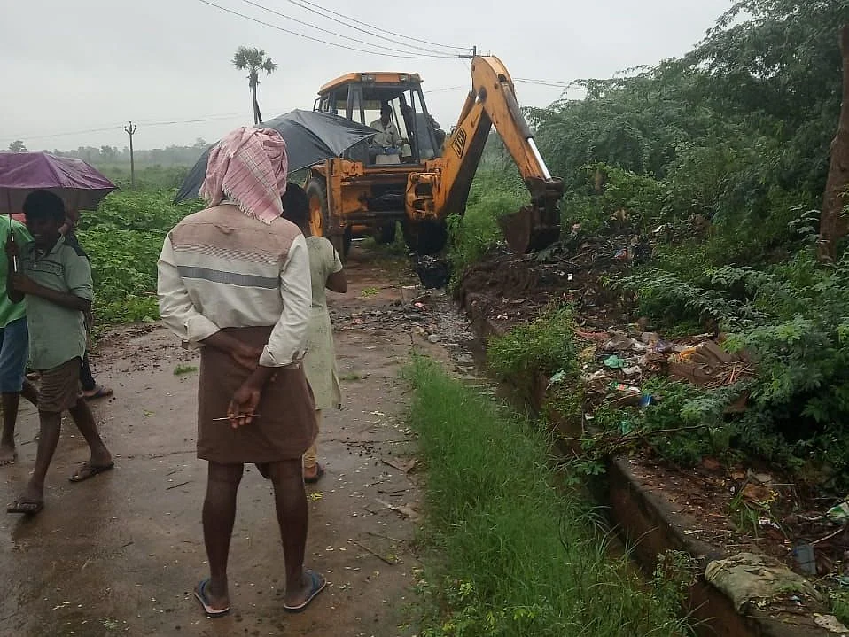 வடிகாலை சரிசெய்யும் பணி