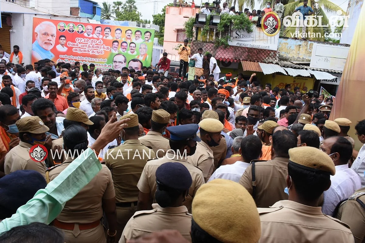 அரங்குக்கு வெளியில் திரண்ட தொண்டர்கள்