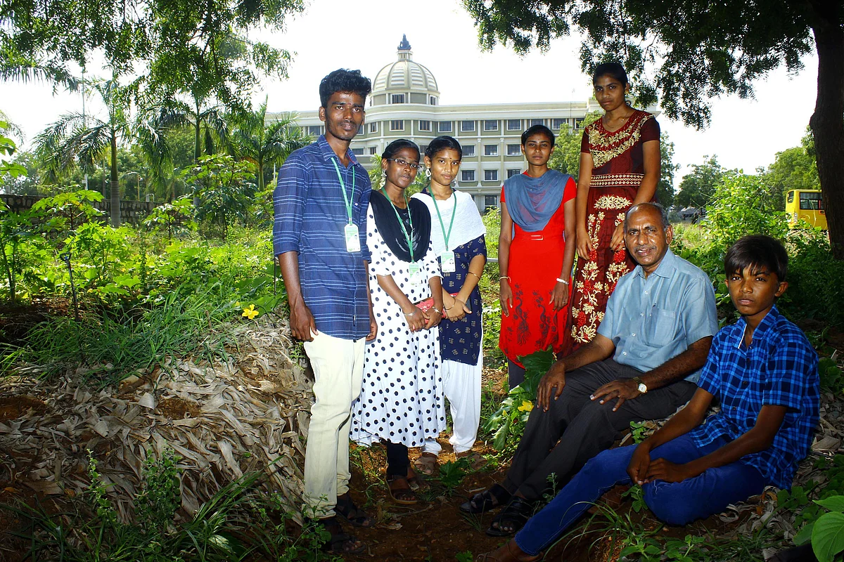 மாணவர்களோடு செங்குட்டுவன்