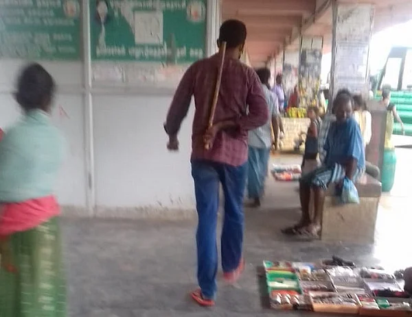 பேருந்து நிலையத்தில் லத்தியுடன் சுற்றிய காவலர்