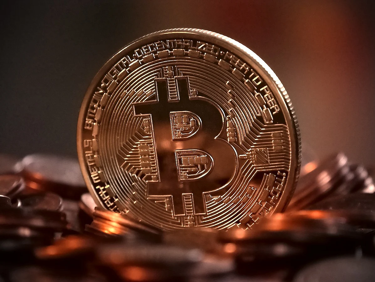 வெறிகொண்டு உயரும் பிட்காயின் மதிப்பு... முதலீடு செய்யலாமா? #Bitcoin