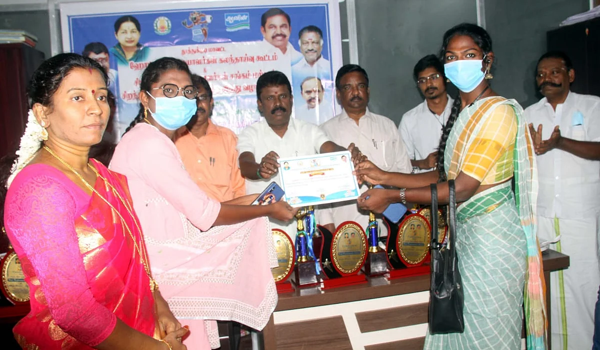 சான்றிதழ் பெறும் திருநங்கைகள்