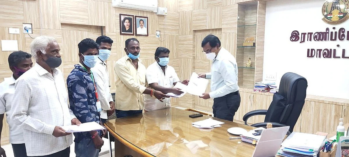கலெக்டரிடம் மனு கொடுத்தபோது...