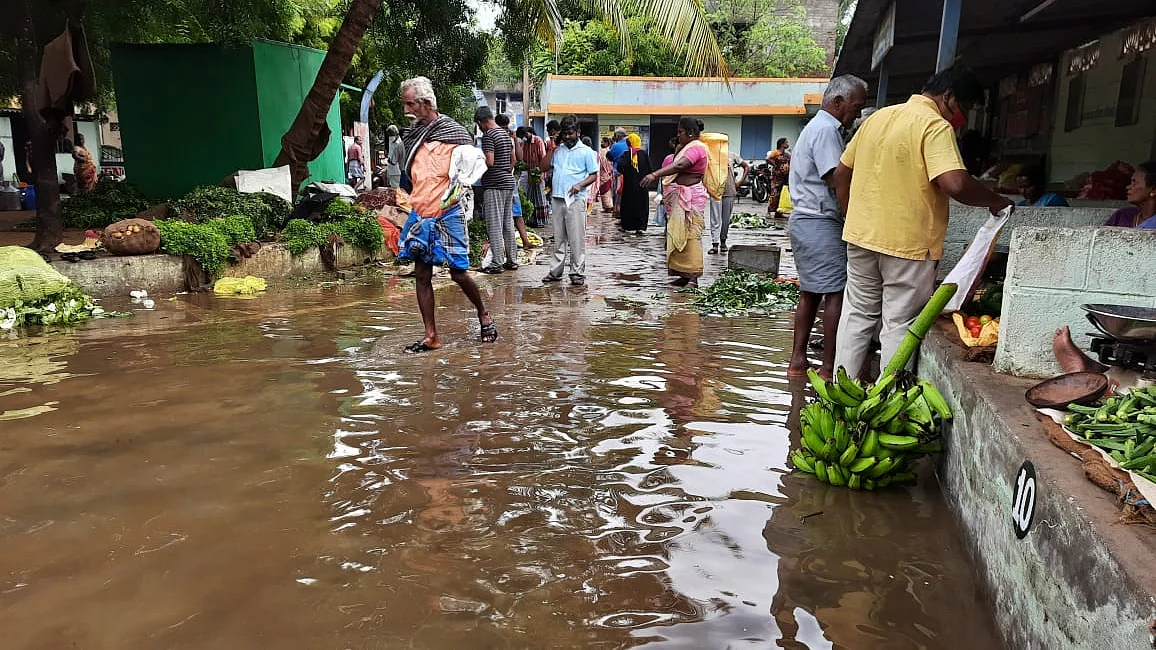 உழவர் சந்தைக்குள் மழைநீர்