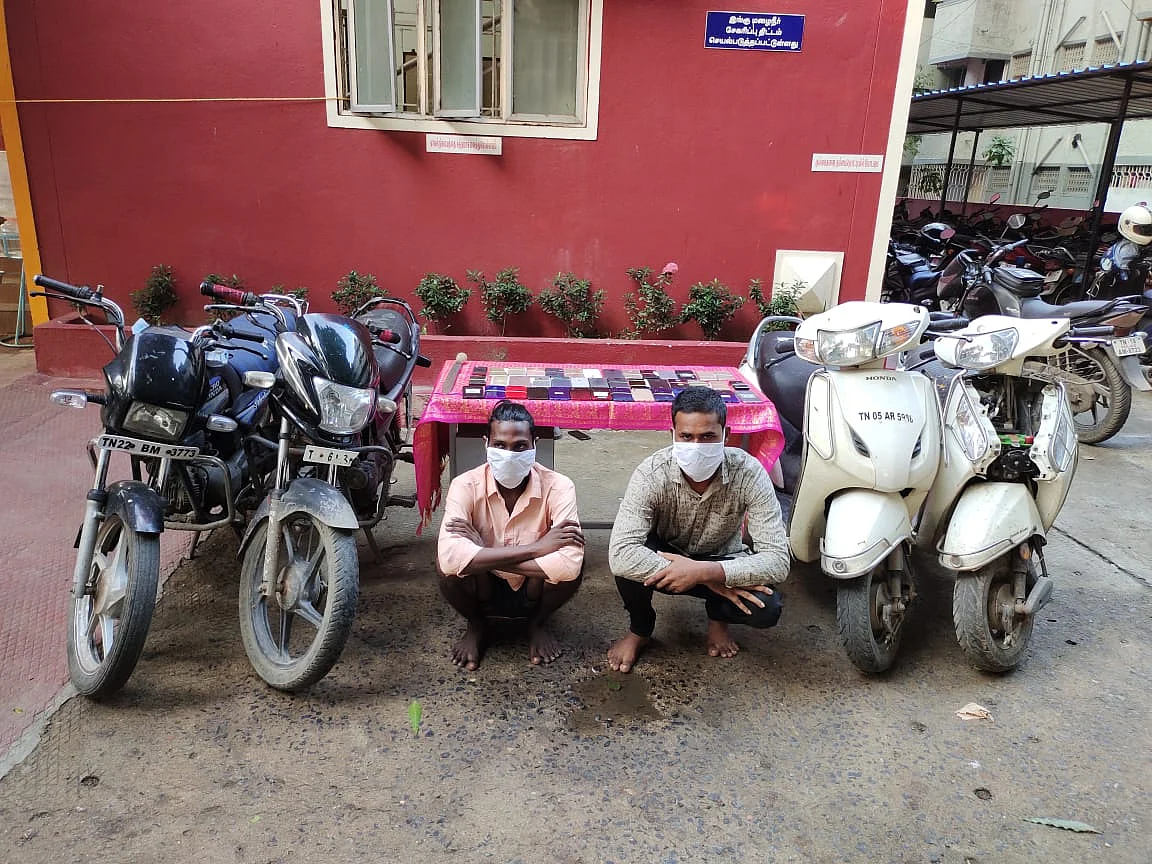 செல்போன் பறிப்பு வழக்கில் கைதானவர்கள்