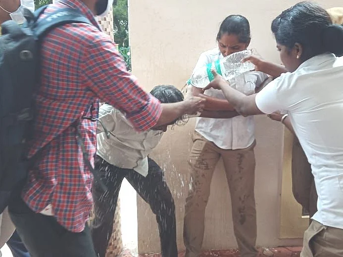 வேலூர்: `எஸ்.ஐ மிரட்டுகிறார்’ ; தீக்குளிக்க முயன்ற ஆட்டோ ஓட்டுநர்! -ஆட்சியர் அலுவலகத்தில் பரபரப்பு