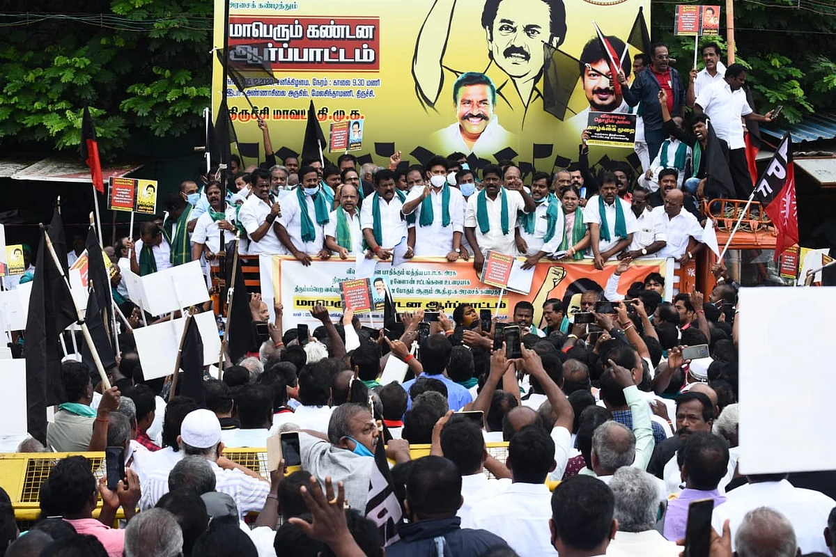 விவசாயிகளுக்கு ஆதரவாக திமுகவினர் போராட்டம்