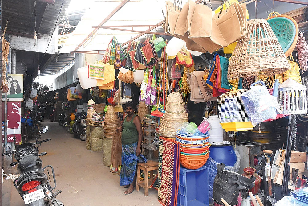 புதிய பகுதி : ஊசி முதல் ஃபர்னிச்சர் வரை தூள் கிளப்பும் தூத்துக்குடி மார்க்கெட்! - உங்கள் ஊர் சந்தை