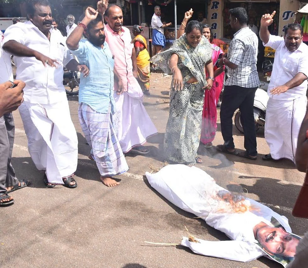ராமநாதபுரம்: ஆ.ராசா கொடும்பாவி எரிப்பு